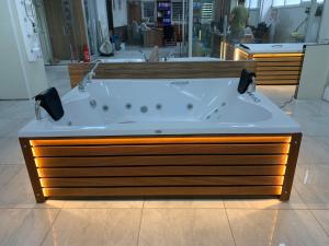 190 x 150 Çift Kişilik Jakuzi (Ahşap Panelli)