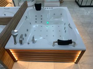 190 x 150 Çift Kişilik Jakuzi (Ahşap Panelli)