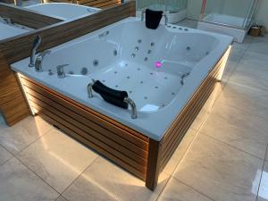 190 x 150 Çift Kişilik Jakuzi (Ahşap Panelli) DİJİTAL SİSTEM
